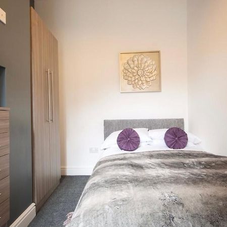 Centralized Private 4 Bedroom House At Hanley With Free Parking Etruria Buitenkant foto