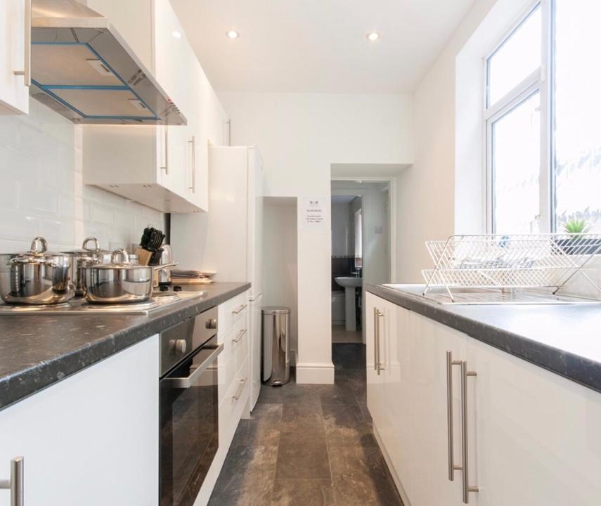 Centralized Private 4 Bedroom House At Hanley With Free Parking Etruria Buitenkant foto